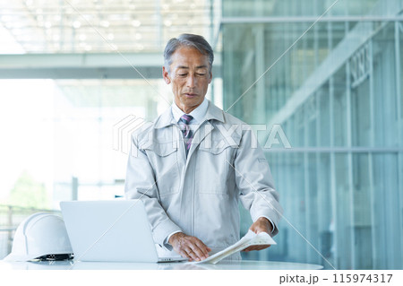 作業着を着たシニアの男性 作業着を着たシニアの男性 115974317