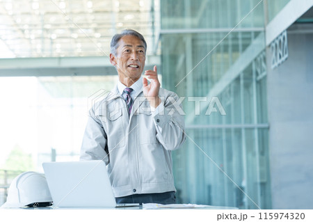 作業着を着たシニアの男性 115974320