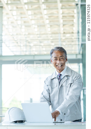 作業着を着たシニアのビジネスマン 115974326
