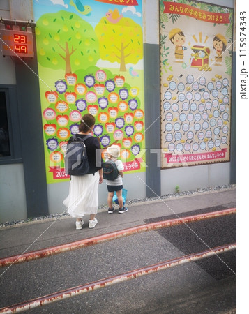 工事現場の万能塀に描かれたみんなのゆめを読み上げる親子 工事現場の万能塀に描かれたみんなのゆめを読み上げる親子 115974343