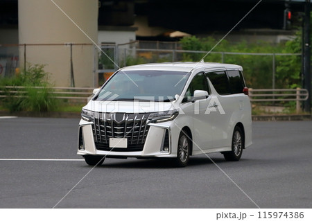 白いミニバン 115974386