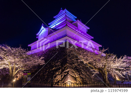 日本さくら名所100選　福島　鶴ヶ城（会津若松城）　夜桜ライトアップ 115974599