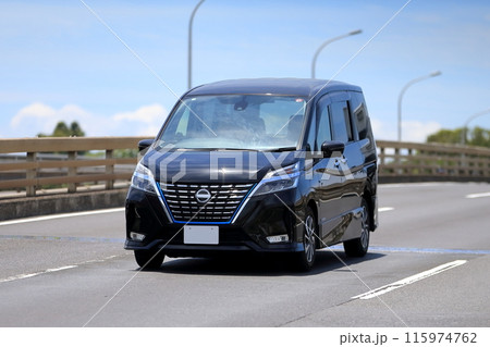 走行中のミニバン 走行中のミニバン 115974762