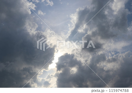 雨雲雲の隙間から見える空 115974788