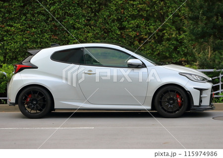 白いスポーツカー 115974986