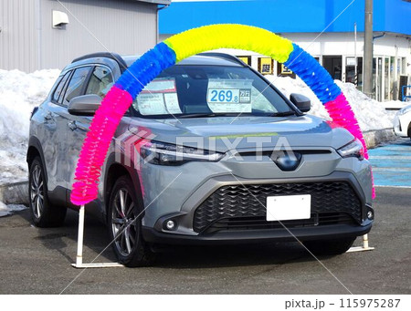 中古車イメージ 販売店に並ぶ車 トヨタカローラクロス 中古車イメージ 販売店に並ぶ車 トヨタカローラクロス 115975287