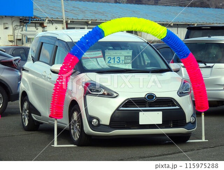 中古車イメージ　販売店に並ぶ車　トヨタシエンタ 115975288