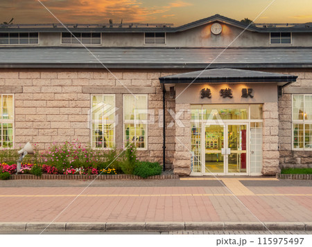 「北海道」夕焼けに空とJR美瑛駅 「北海道」夕焼けに空とJR美瑛駅 115975497
