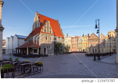 Facades of old colorful houses on the Town Hall Square in Poznan 115975787