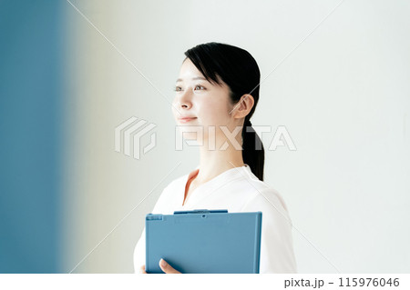 看護師の若い女性 115976046