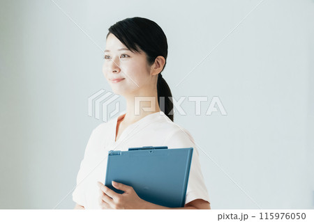 看護師の若い女性 115976050