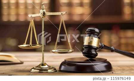 裁判所の法廷に置かれた天秤と木槌 115976149