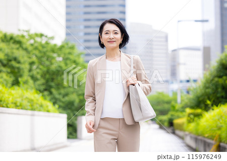 ビジネス ミドル女性のポートレート ビジネス ミドル女性のポートレート 115976249