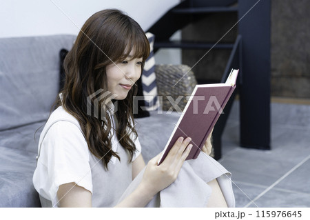 リビングで本を読む女性 115976645