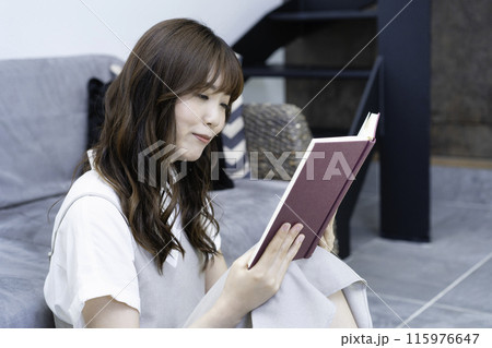 リビングで本を読む女性 115976647