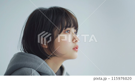 見つめる女性 115976820