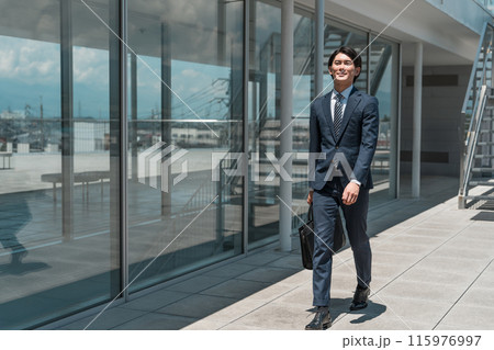 会社・オフィスに出勤・出社訪問営業・新規開拓・飛び込み営業に来た通勤する若い男性アジア人ビジネスマン 115976997