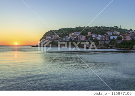 黒海に沈む夕日とアマスラ街並み 115977106