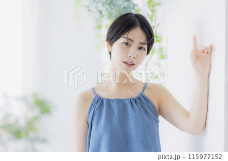 青いキャミソールの女性 115977152