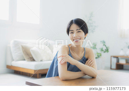 青いキャミソールの女性 青いキャミソールの女性 115977173
