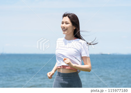 海辺をジョギングする若い女性 海辺をジョギングする若い女性 115977180