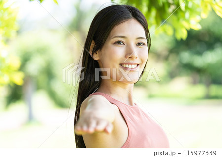 緑豊かな公園でヨガをする女性（屋外ポートレート、リラックス） 115977339