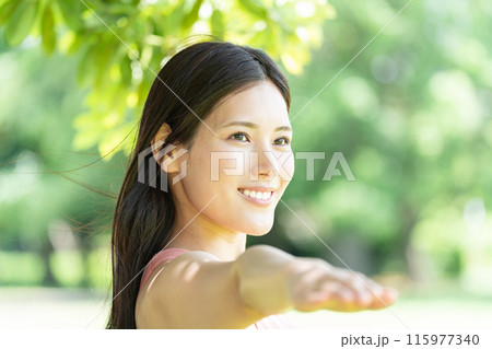 緑豊かな公園でヨガをする女性（屋外ポートレート、リラックス） 115977340