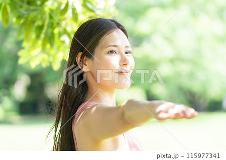 緑豊かな公園でヨガをする女性（屋外ポートレート、リラックス） 115977341