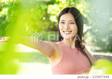緑豊かな公園でヨガをする女性（屋外ポートレート、リラックス） 115977348