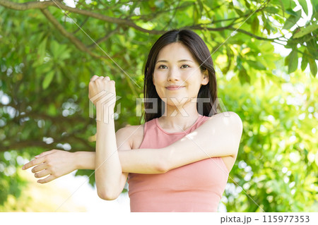 緑豊かな公園でヨガをする女性(屋外ポートレート、リラックス) 緑豊かな公園でヨガをする女性(屋外ポートレート、リラックス) 115977353