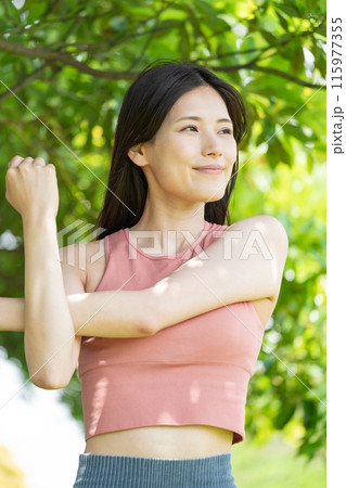 緑豊かな公園でヨガをする女性（屋外ポートレート、リラックス） 115977355