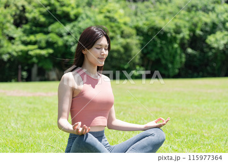 緑豊かな公園でヨガをする女性（屋外ポートレート、リラックス） 115977364