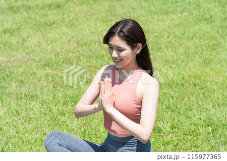 緑豊かな公園でヨガをする女性(屋外ポートレート、リラックス) 緑豊かな公園でヨガをする女性(屋外ポートレート、リラックス) 115977365