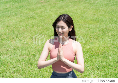 緑豊かな公園でヨガをする女性(屋外ポートレート、リラックス) 緑豊かな公園でヨガをする女性(屋外ポートレート、リラックス) 115977366