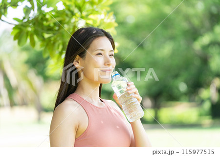 緑豊かな公園で水分補給をする女性(屋外ポートレート、休憩、リラックス) 緑豊かな公園で水分補給をする女性(屋外ポートレート、休憩、リラックス) 115977515