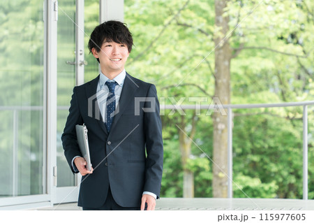 若いスーツ姿の教員・教師・教育実習生・塾講師・講師 115977605