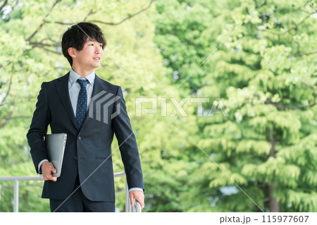 若いスーツ姿のビジネスマン・新入社員・転職・就職活動 若いスーツ姿のビジネスマン・新入社員・転職・就職活動 115977607