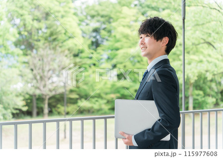 若いスーツ姿のビジネスマン・新入社員・転職・就職活動 若いスーツ姿のビジネスマン・新入社員・転職・就職活動 115977608