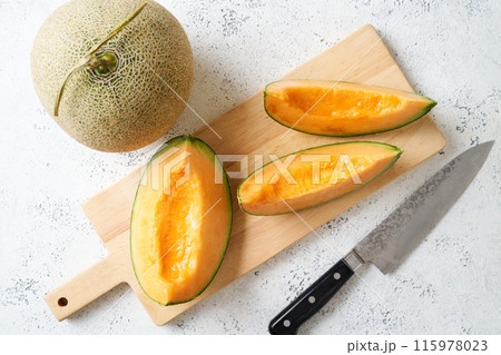 切り分けた赤肉メロン　北海道産アサヒメロン 115978023