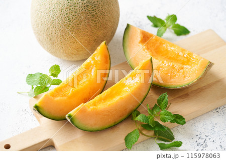 切り分けた赤肉メロン　北海道産アサヒメロン 115978063