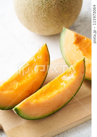 切り分けた赤肉メロン　北海道産アサヒメロン 115978064