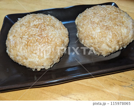 丸い焼きおにぎり 115978065