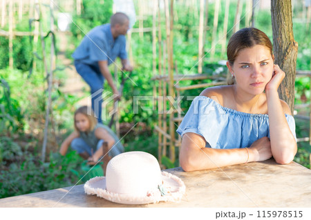 Family working in garden 115978515