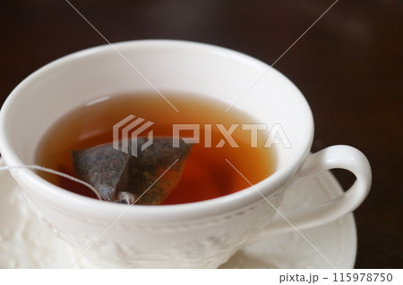 高級なカップに入った香りおいしい紅茶を注ぐ 115978750