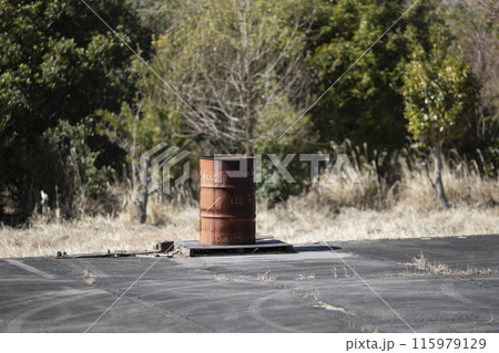錆びたドラム缶 錆びたドラム缶 115979129