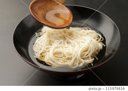 入麺,にゅうめん,煮麺,木のおたまで麺つゆを注ぐ 115979816