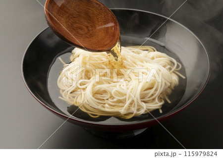 入麺,にゅうめん,煮麺,木のおたまで麺つゆを注ぐ 入麺,にゅうめん,煮麺,木のおたまで麺つゆを注ぐ 115979824