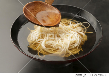 入麺,にゅうめん,煮麺,木のおたまで麺つゆを注ぐ 入麺,にゅうめん,煮麺,木のおたまで麺つゆを注ぐ 115979825