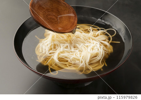 入麺,にゅうめん,煮麺,木のおたまで麺つゆを注ぐ 入麺,にゅうめん,煮麺,木のおたまで麺つゆを注ぐ 115979826