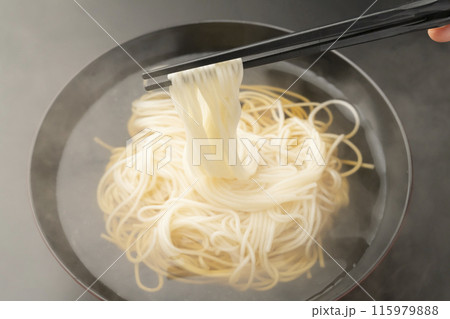 入麺,にゅうめん,煮麺,箸あげ,箸で持ち上げる 115979888